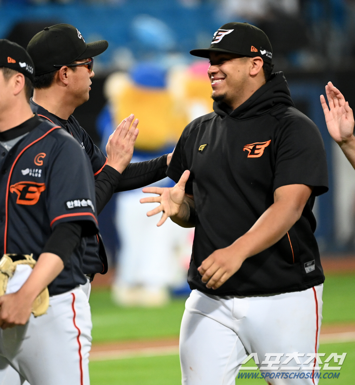 브레이크 고장난 한화 폭주…중위권 뒤흔드는 반전 드라마, 채은성 산체스 …