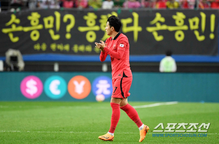 "사우디의 문을 연 호날두, 세계 최악의 독재정권의 유용한 바보"…메시 …