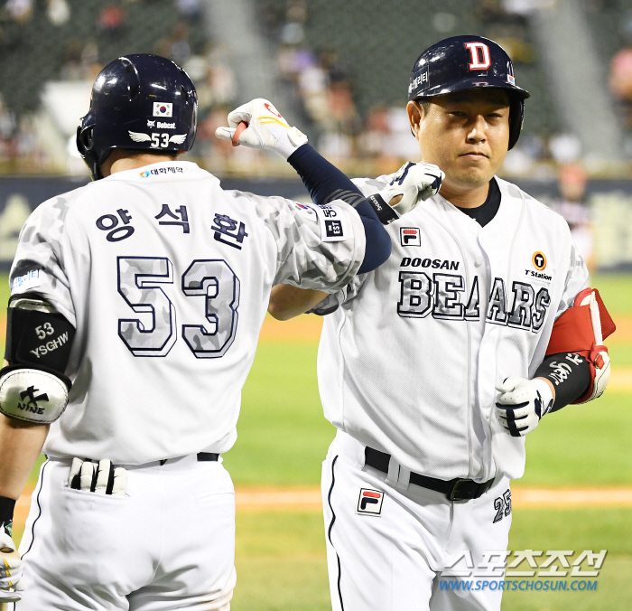 '허리 통증→온몸 던진 블로킹 투혼' 두산 대장의 든든한 뒷받침…동료들의…
