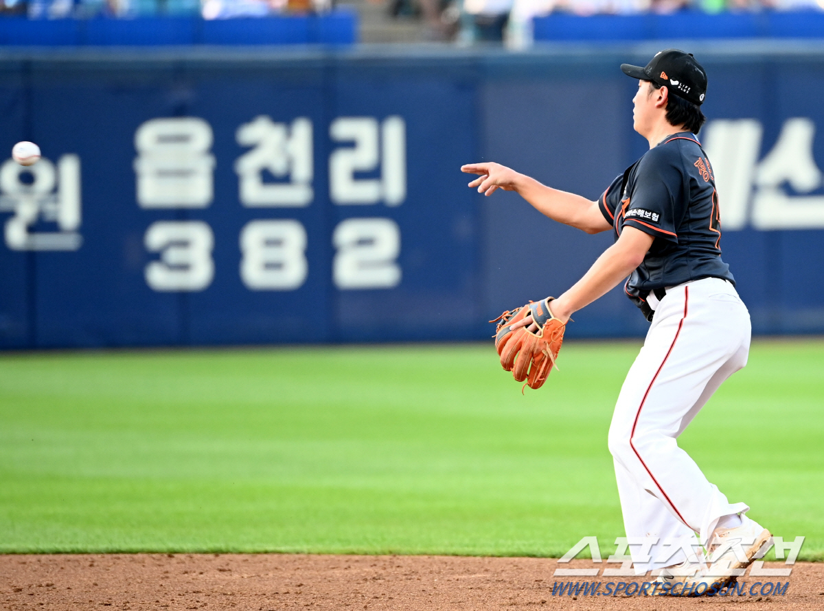 '아찔한 실책→홀로 아웃카운트 3개 처리' 고비에서 힘 발휘한 독수리 2…