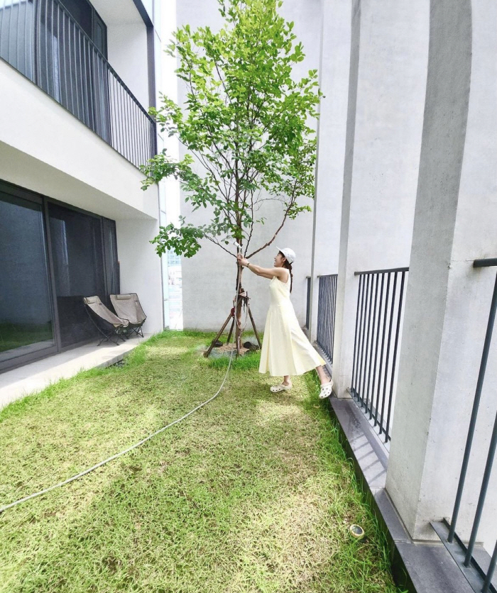 하지원, 100억 건물 잔디밭에 물주기..소탈한 일요일 일상