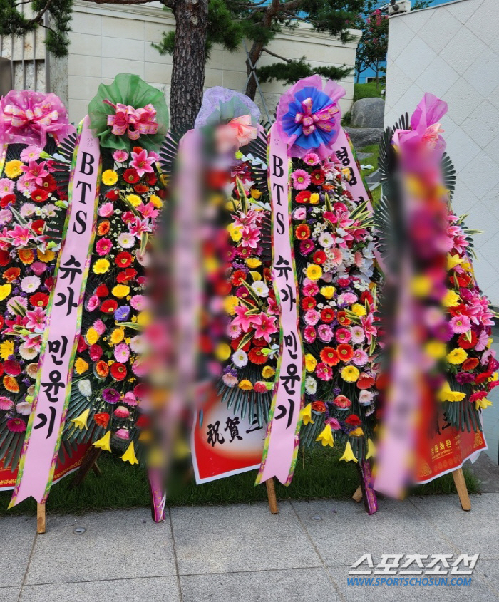 [단독]방탄소년단 슈가, 친형 결혼식서 감동의 축사…뜨거운 포옹에 눈물까…