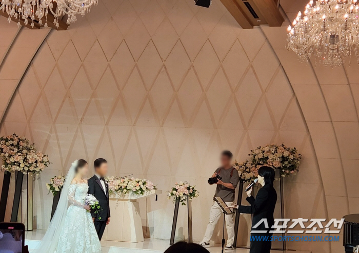 [단독]방탄소년단 슈가, 친형 결혼식서 감동의 축사…뜨거운 포옹에 눈물까…