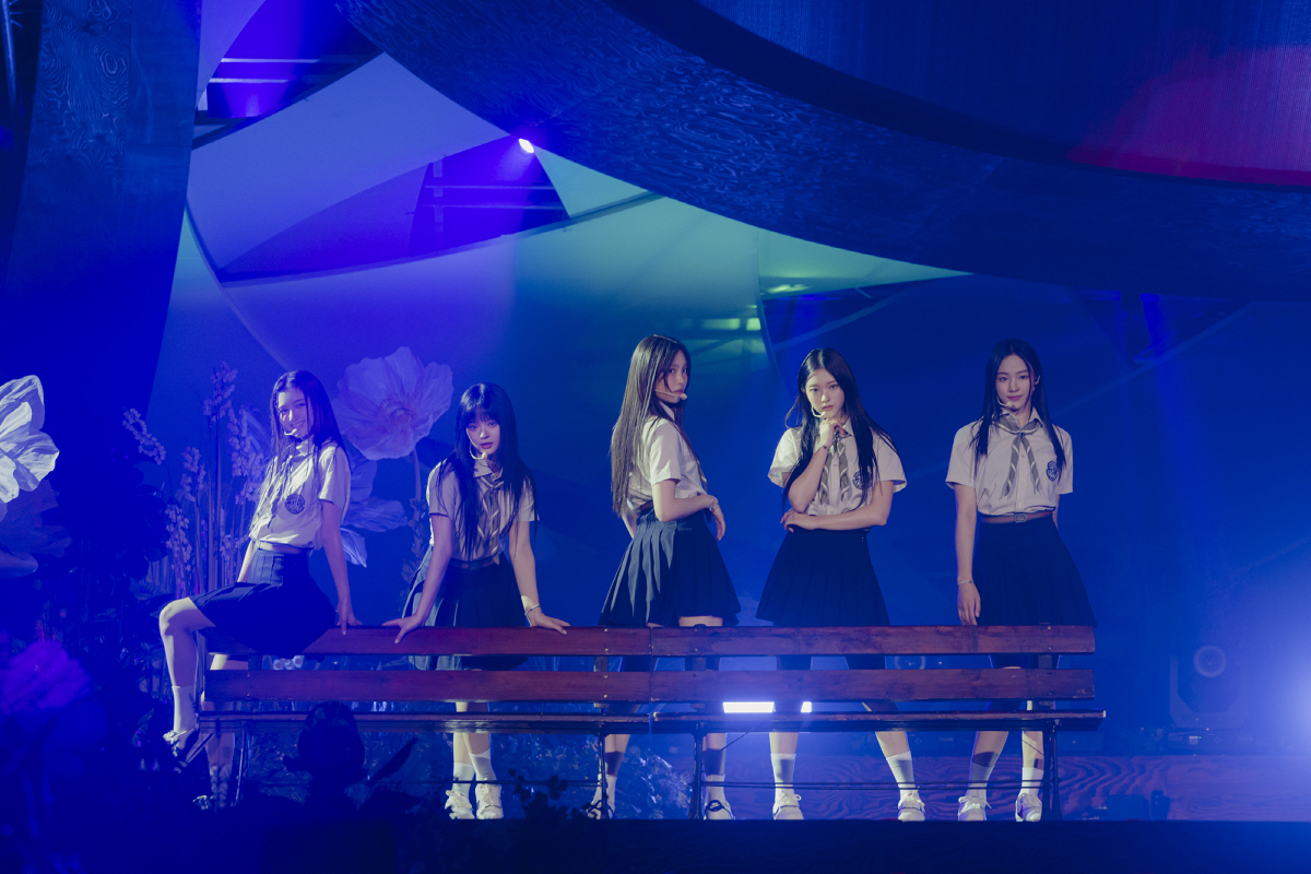 뉴진스, 첫 팬미팅서 신곡 ‘ETA’ 최초 공개...중독성 있는 비트 '…