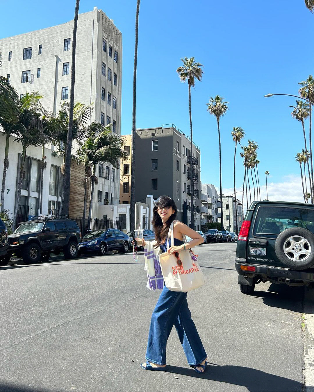 '노브라 지적에 발끈' 황승언, 홀터넥 나시 입고 LA 거리 활보