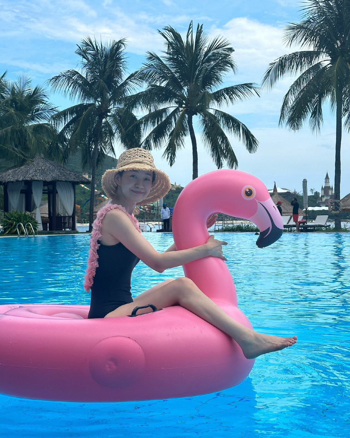 '48세' 명세빈, 시선 끄는 수영복 뒤태...20대보다 더 예쁘네