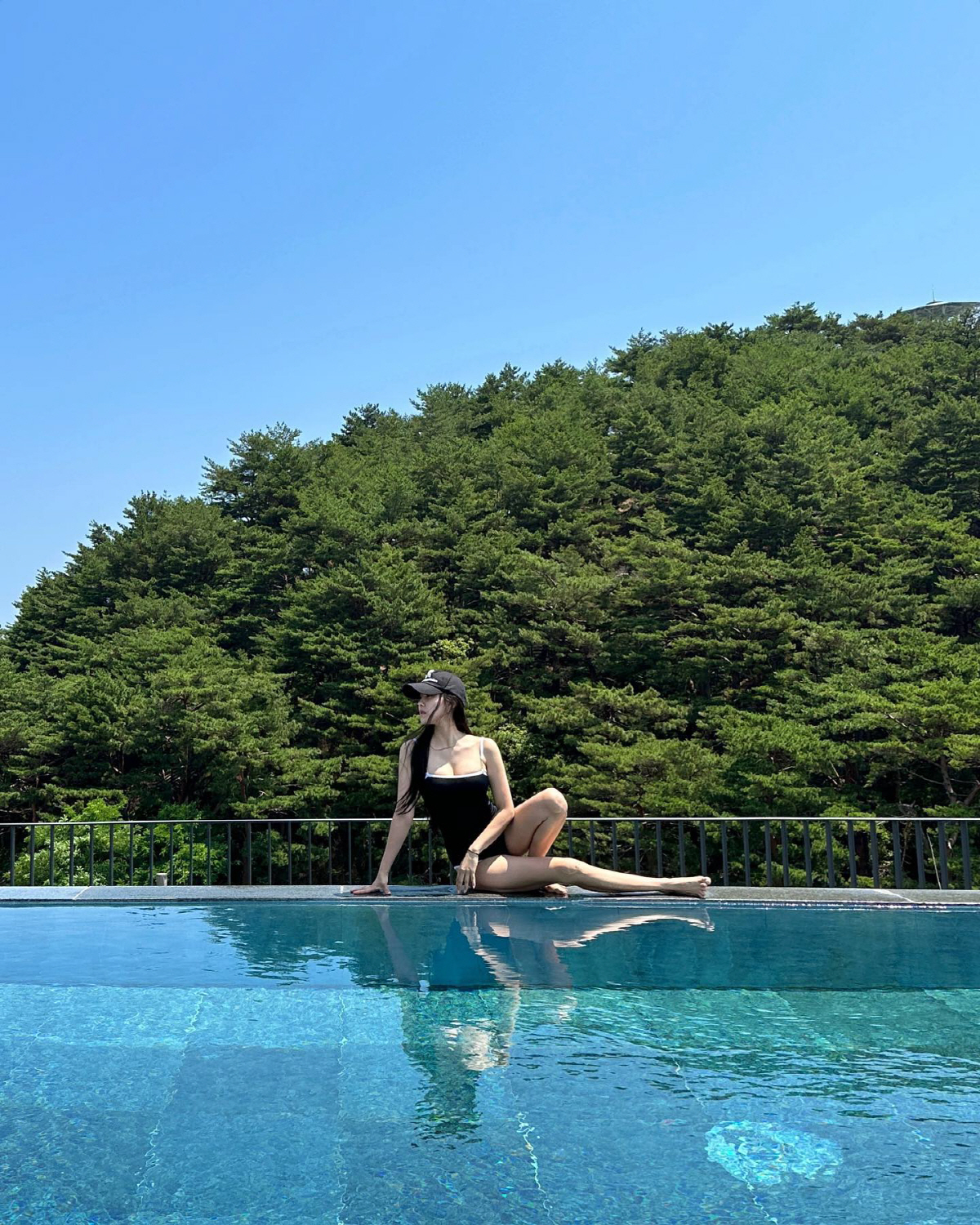 "한 폭의 그림같네"…효민, '시크 섹시'의 정석 블랙으로 여름 사로잡았…