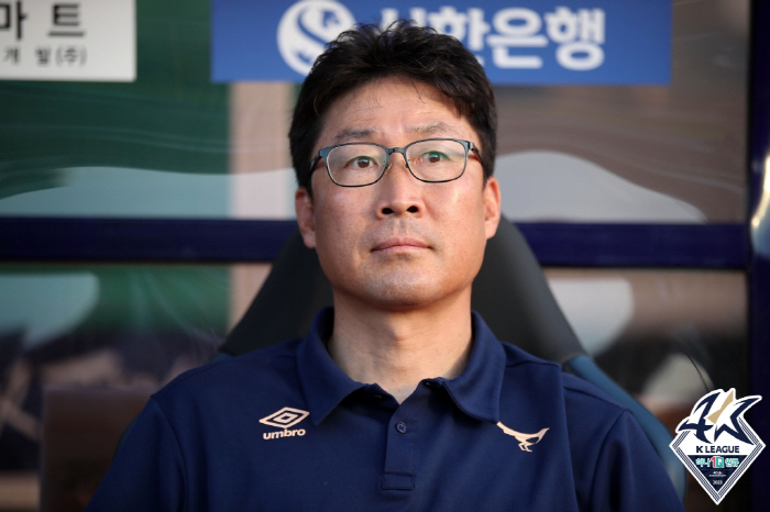 4연패 끊은 이기형 성남 감독 "섀도 겸 측면공격수 알아보고 있다"