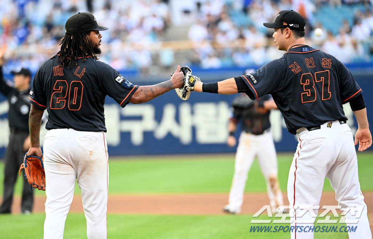 뜨거웠던 8연승 불꽃 레이스, 팬들에게 '행복' 선물한 '최강 한화', …