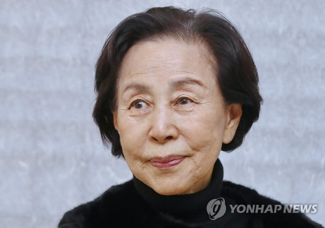 100만원 넘는 골프채 받은 ‘더글로리’ 손숙 기소유예 “금액 많지 않고…