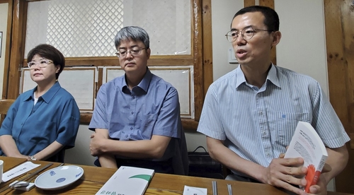 (서울=연합뉴스) 이세원 기자 = 4일 오후 서울 종로구의 한 음식점에서 열린 '인문학 독자를 위한 불교 경전' 기획 시리즈 출간 간담회에서 '인문학 독자를 위한 화엄경' 저자인 박보람(오른쪽) 충북대 철학과 부교수가 책에 관해 설명하고 있다. '인문학 독자를 위한 금강경' 저자인 김성옥(왼쪽) 동국대 다르마칼리지 부교수와 '인문학 독자를 위한 법화경' 저자인 하영수 금강대 불교인문학부 조교수가 동석했다. 2023.7.4