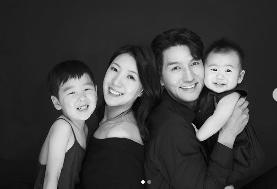 이필모♥서수연, 잘생긴 두 아들과 '가족 사진' 공개 "너무 사랑하는 모…