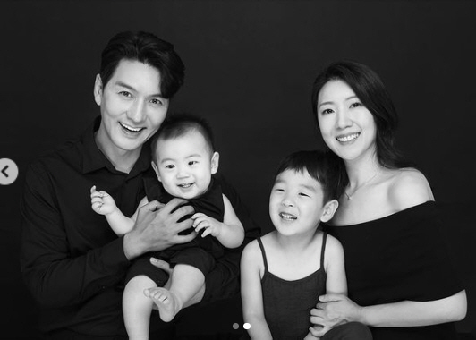 이필모♥서수연, 잘생긴 두 아들과 '가족 사진' 공개 "너무 사랑하는 모…