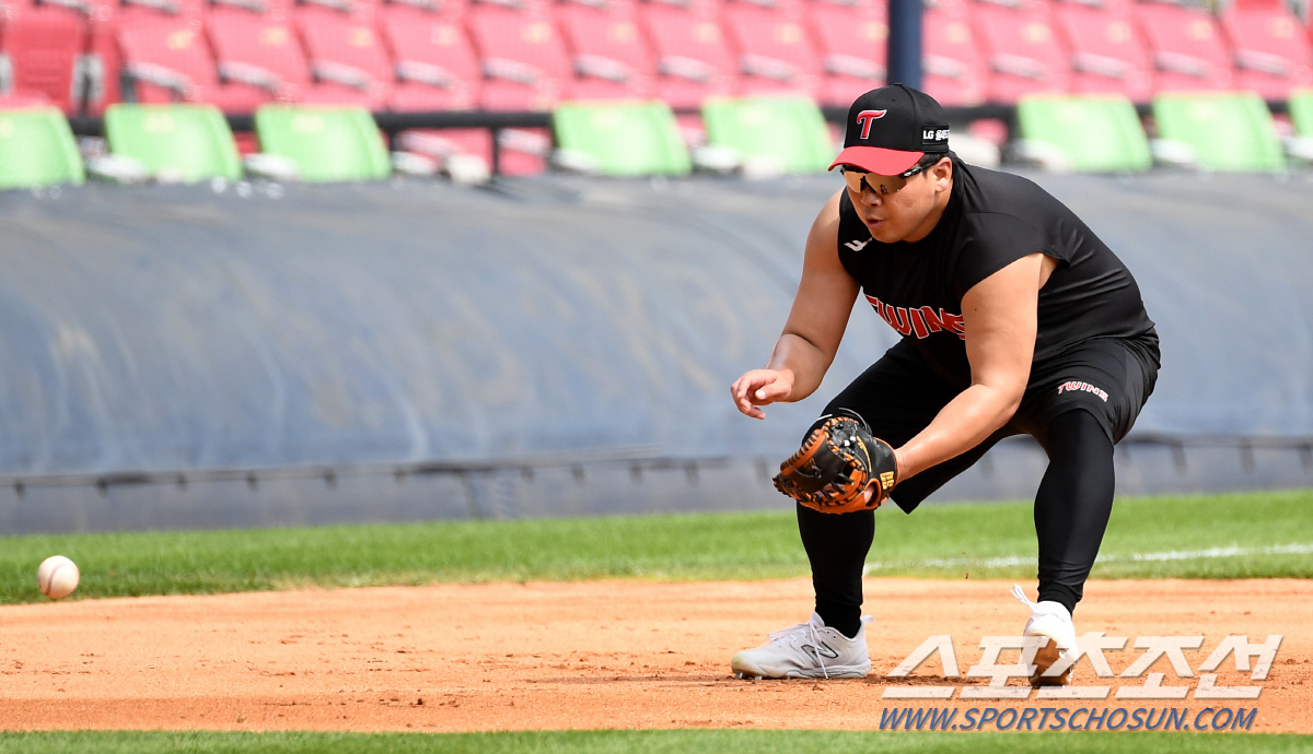'국가대표 3루수 똑바로 안해?' 폭염 속 후배와 함께 구슬땀 흘린 최고…