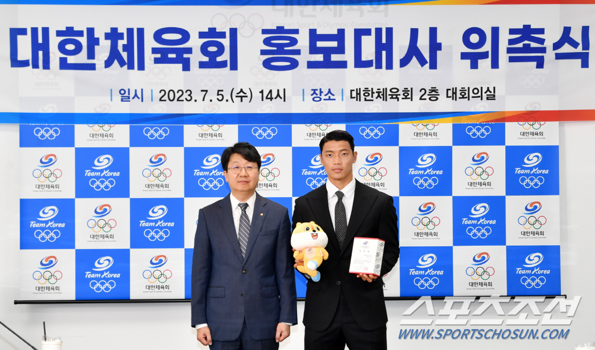 "축구뿐 아니라 비인기종목 활성화 위해!" 황소'황희찬,대한체육회 홍보대…
