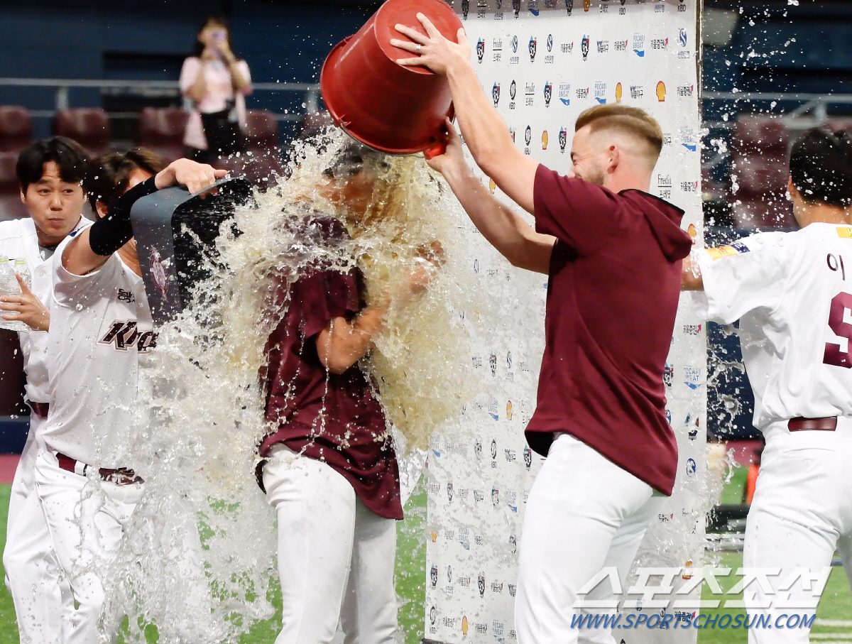 3년을 기다린 장재영의 데뷔 첫 승, 가장 기뻐한 사람은 누구일까? [고…