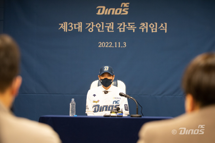 "한참을 서있었다" 박건우의 석고대죄, '카리스마' 사령탑은 끝내 "만나…