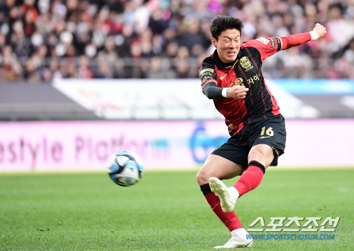 'FC서울 떠난' 황의조, 노팅엄에서 포착! 본소속팀 노팅엄 선수들과 하…