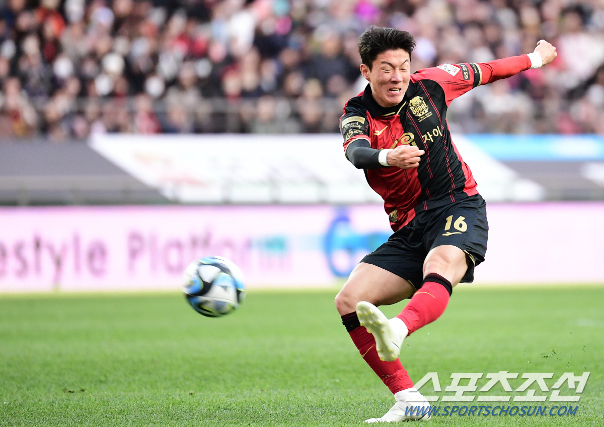 'FC서울 떠난' 황의조, 노팅엄에서 포착! 본소속팀 노팅엄 선수들과 하…