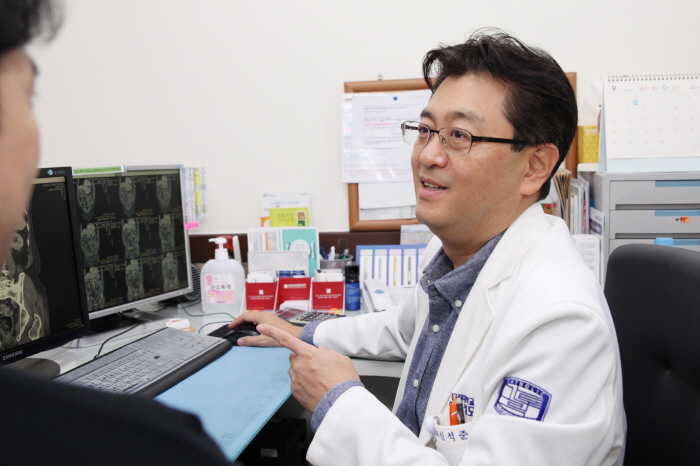 [헬스가이드-소변] 퀴퀴한 냄새, 간 질환 원인…콜라 색깔, 급성신장염 …