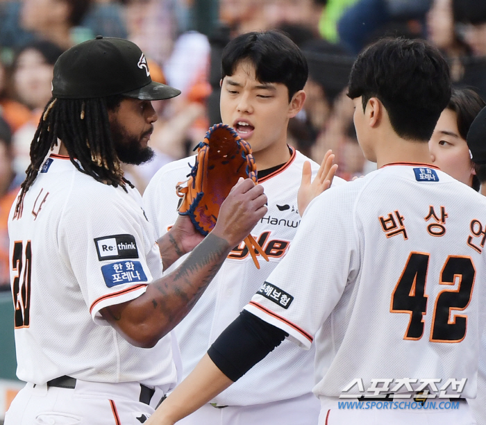 야구 잘하면 오만하고 이기적이라고? 인성좋고 예의바른 청년 문동주, 최원…