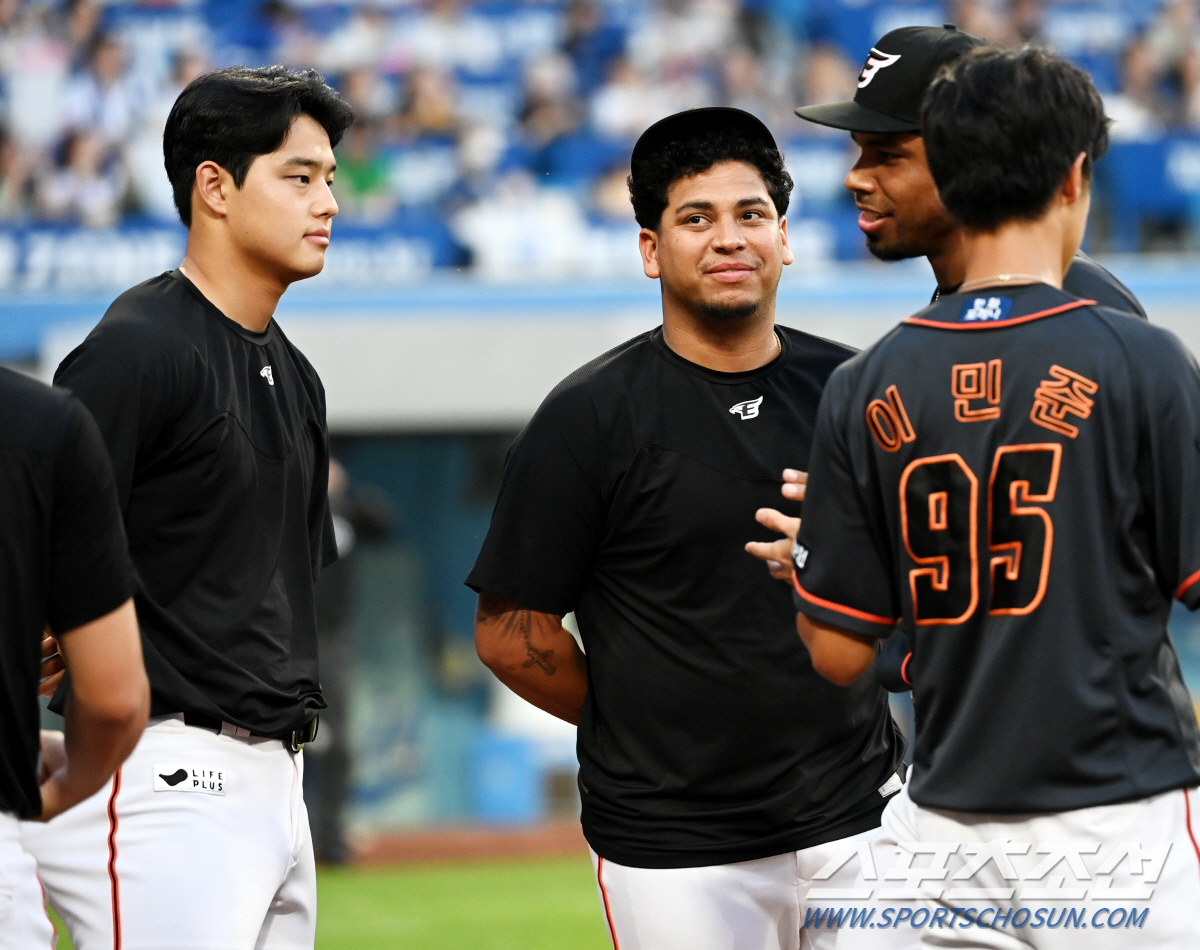야구 잘하면 오만하고 이기적이라고? 인성좋고 예의바른 청년 문동주, 최원…