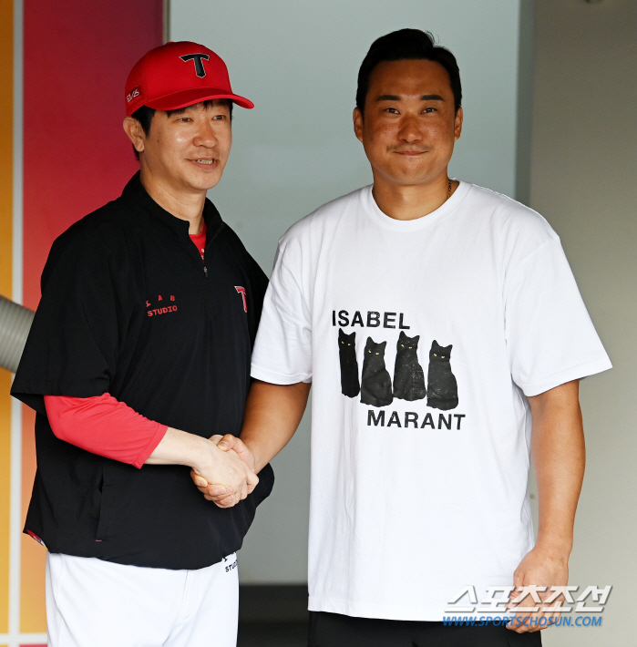 '삼성 가방' 끌고 인천 도착한 김태군, 등번호는 8번…유니폼 부산에서 …