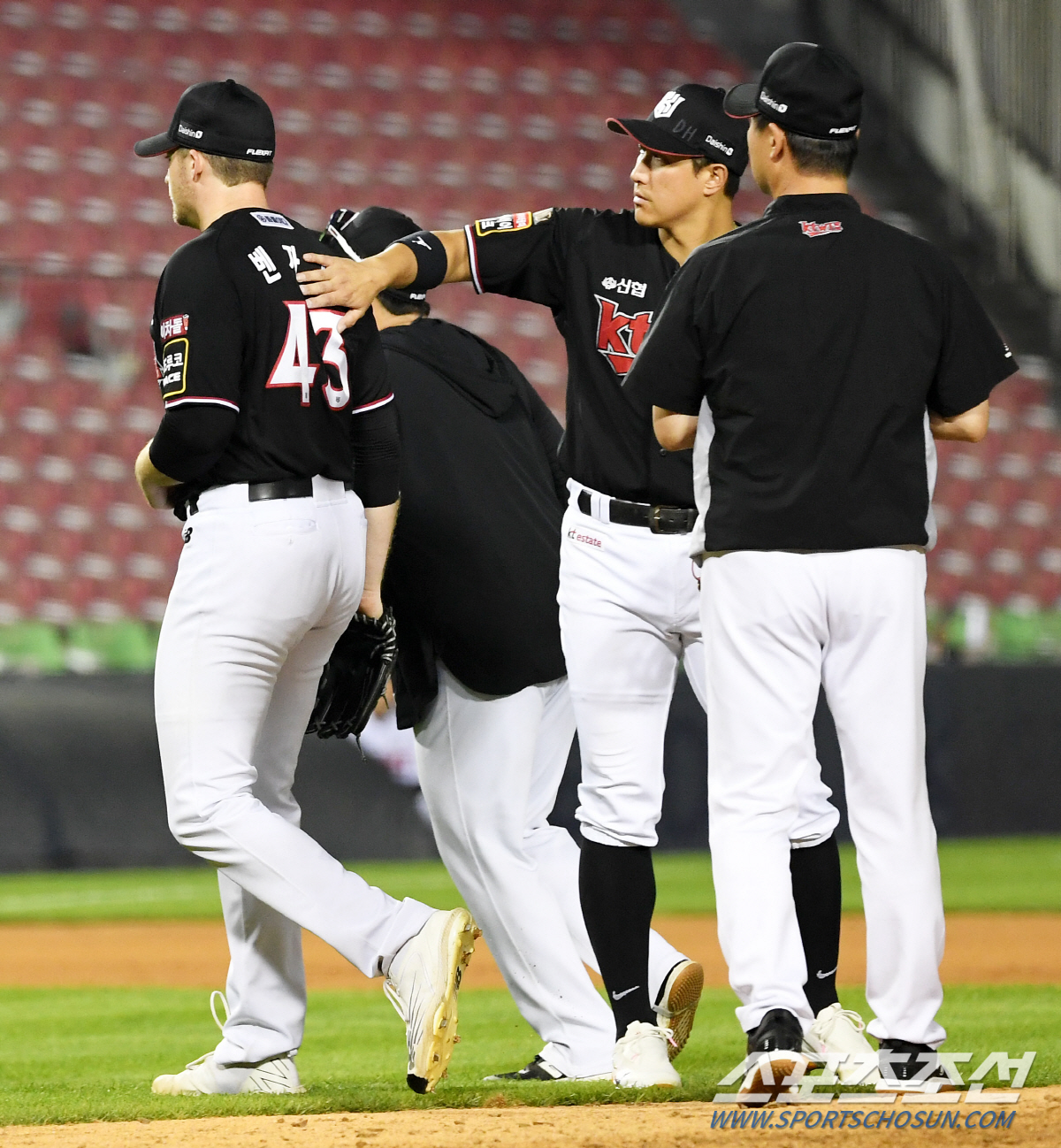 4점차, 81개 던진 외국인 에이스 '괜찮다'는 사인에도교체. 이강철의 …