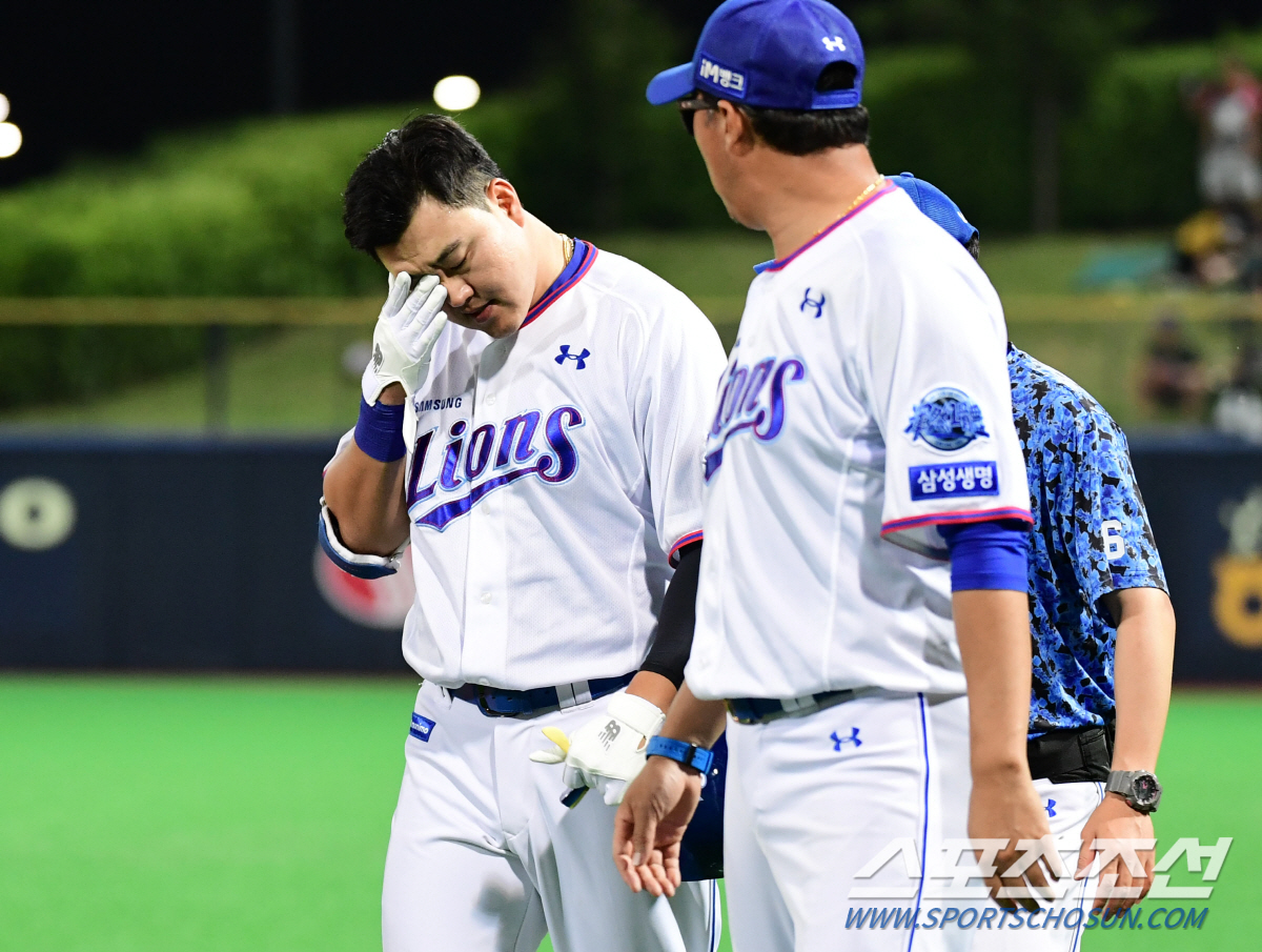 새 식구 들어온 날, 1루 지나 멈춰선 캡틴의 굳은 표정...고개숙인 덕…