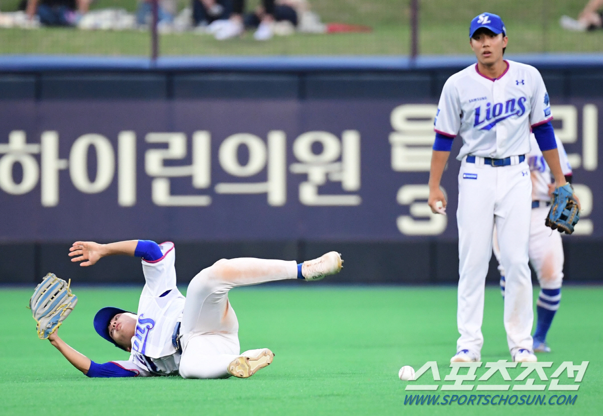 새 식구 들어온 날, 1루 지나 멈춰선 캡틴의 굳은 표정...고개숙인 덕…