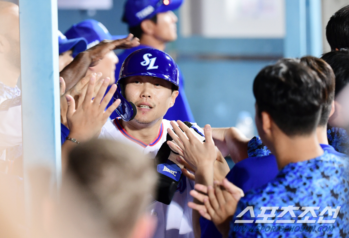 새 식구 들어온 날, 1루 지나 멈춰선 캡틴의 굳은 표정...고개숙인 덕…