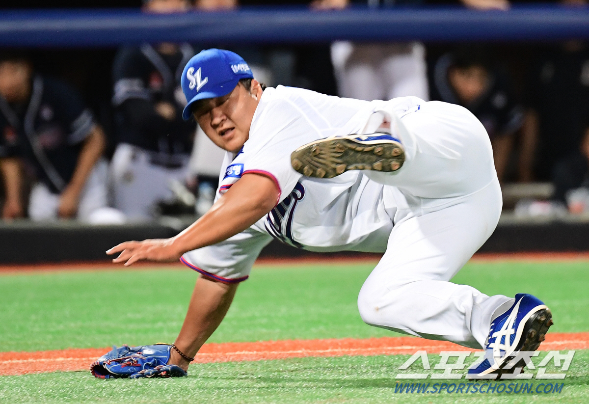 새 식구 들어온 날, 1루 지나 멈춰선 캡틴의 굳은 표정...고개숙인 덕…