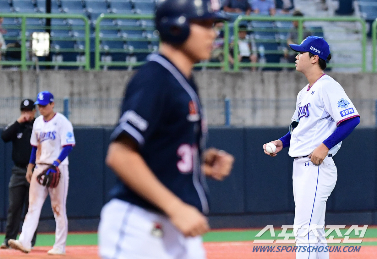 새 식구 들어온 날, 1루 지나 멈춰선 캡틴의 굳은 표정...고개숙인 덕…