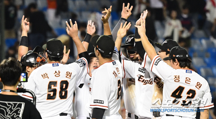 '약속의 8회' 기세 꺾은 강세의 한화 '승리가 익숙해진 무서운 8위' …
