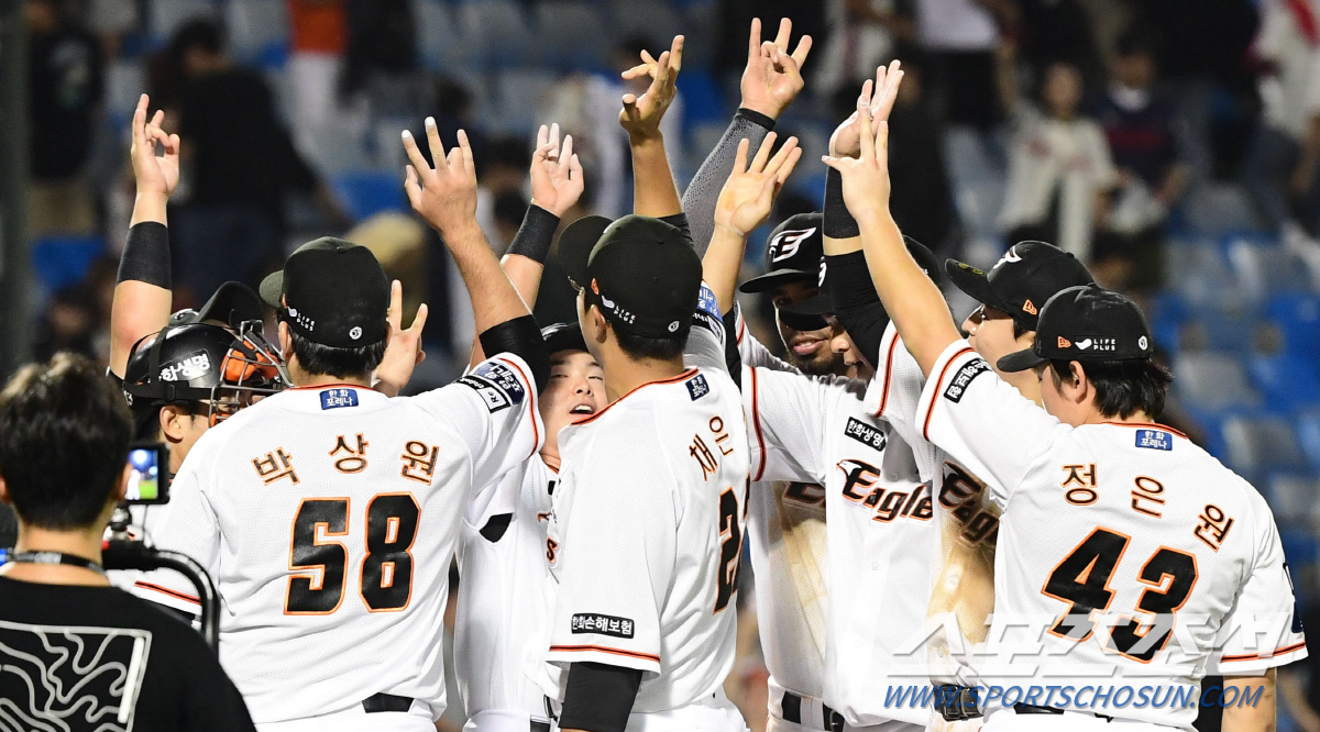 '약속의 8회' 기세 꺾은 강세의 한화 '승리가 익숙해진 무서운 8위' …