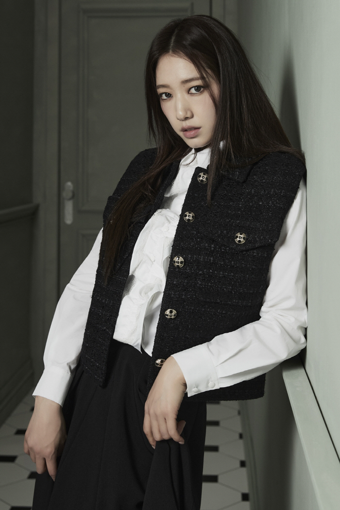 박신혜, '처음 보는 카리스마'…성숙해진 눈빛·아우라 [화보]