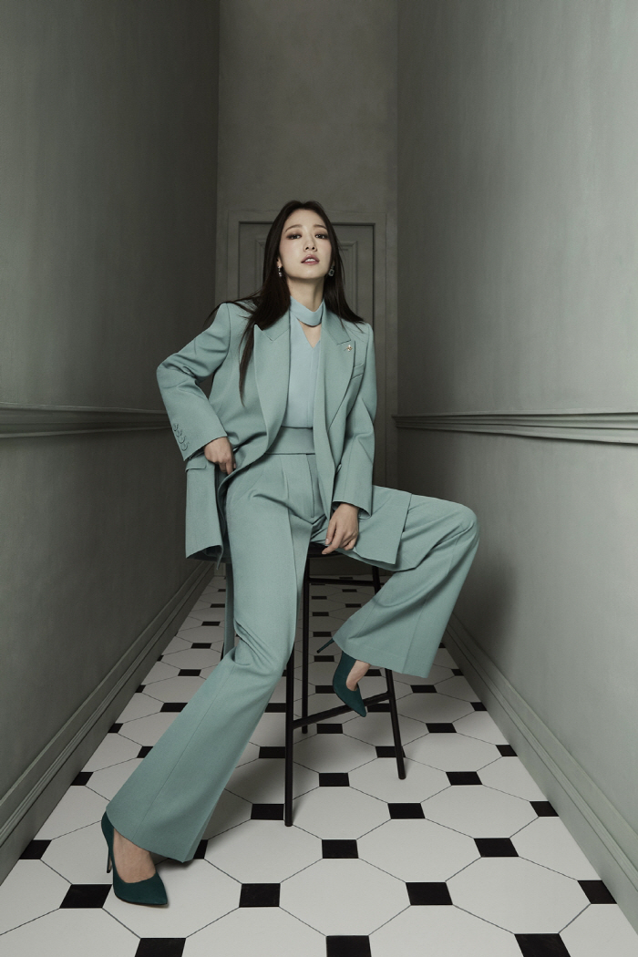 박신혜, '처음 보는 카리스마'…성숙해진 눈빛·아우라 [화보]