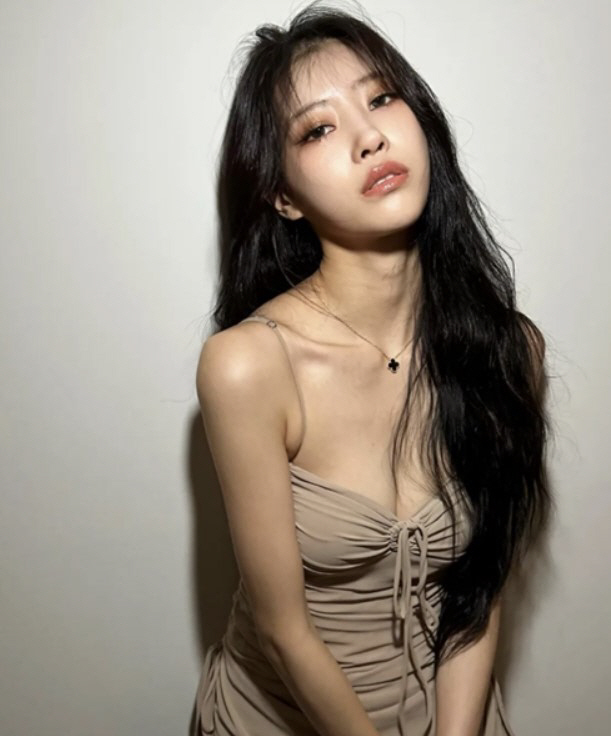 "유재석 눈감아"…이미주, 가슴골 드러낸 섹시셀카