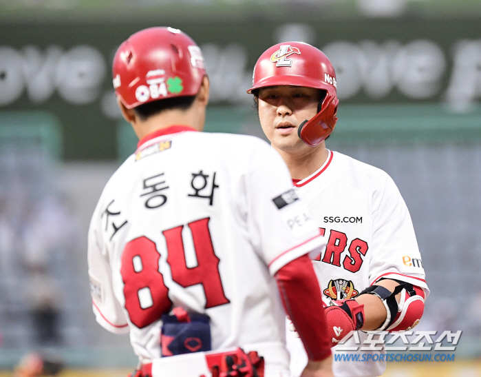 'SSG 악재 발생' 홈런 1위 타자 이번주 경기 못 뛴다 "빠르면 다음…