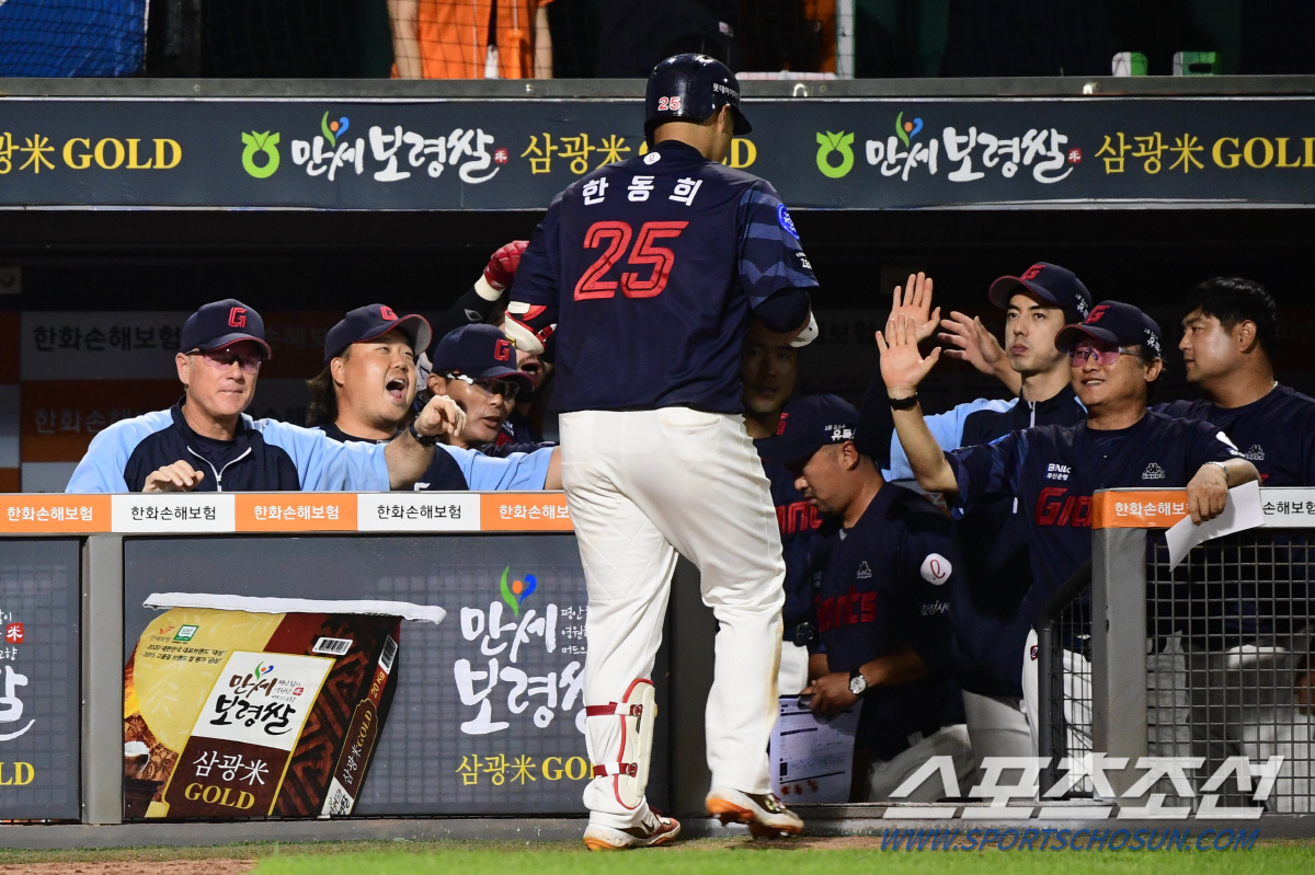 "내 몸이 홈런을 잊었다" 한동희, 76일만의 '손맛'에 울컥…부산 거포…
