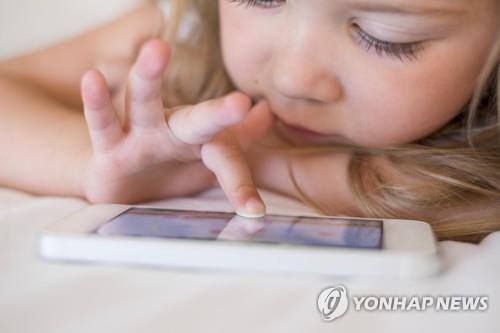 디지털 세상 속 육아…신간 '디지털 세대의 아날로그 양육자들'