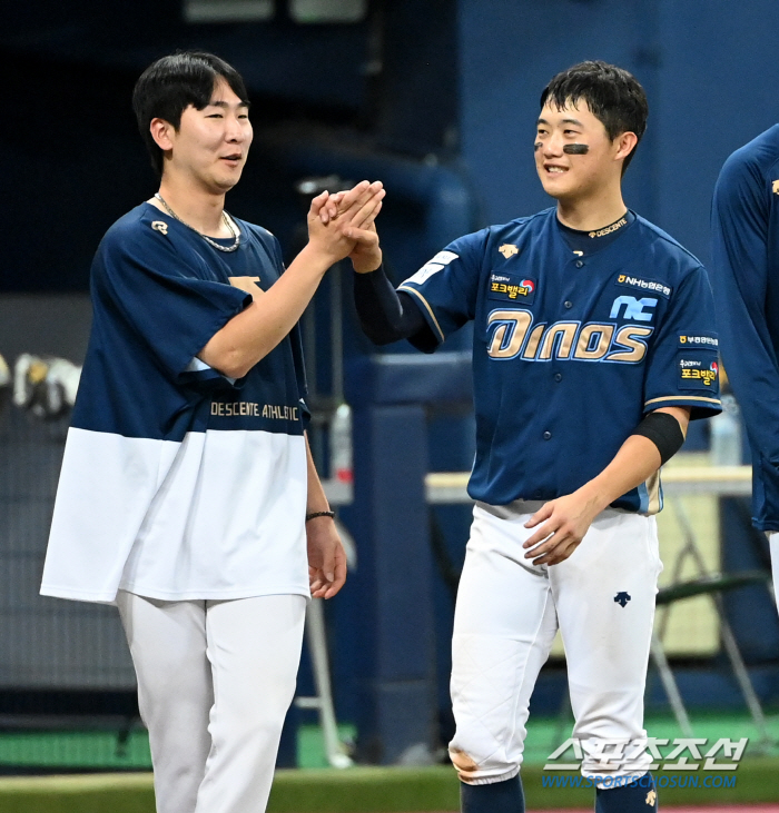 '전역 복귀 첫 안타가 연패 끊는 결승타' 앳된 미소의 공룡군단 예비역 …