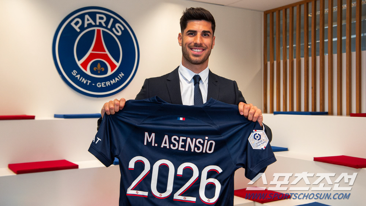 '명품 수트 입은 이강인+태극기 배경' PSG 옷피셜 강력한 힌트, 6명…