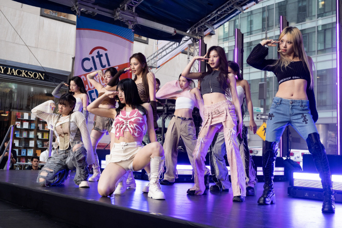 트와이스, 'K팝 걸그룹 최초' 美 유명 모닝쇼 'NBC's TODAY'…