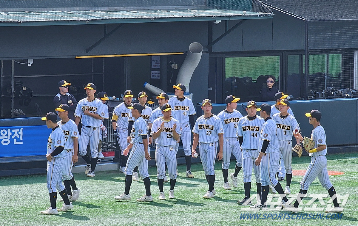 6이닝 4사구 11개 무득점→7회 6득점 폭발…경기상업고, 대전제일고에 …