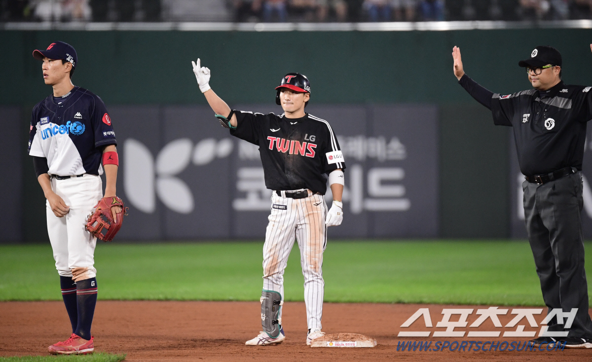 '6~7회만 9점+선발 전원안타' LG의 사직 폭격, 장마 뚫고 펼쳐진 …