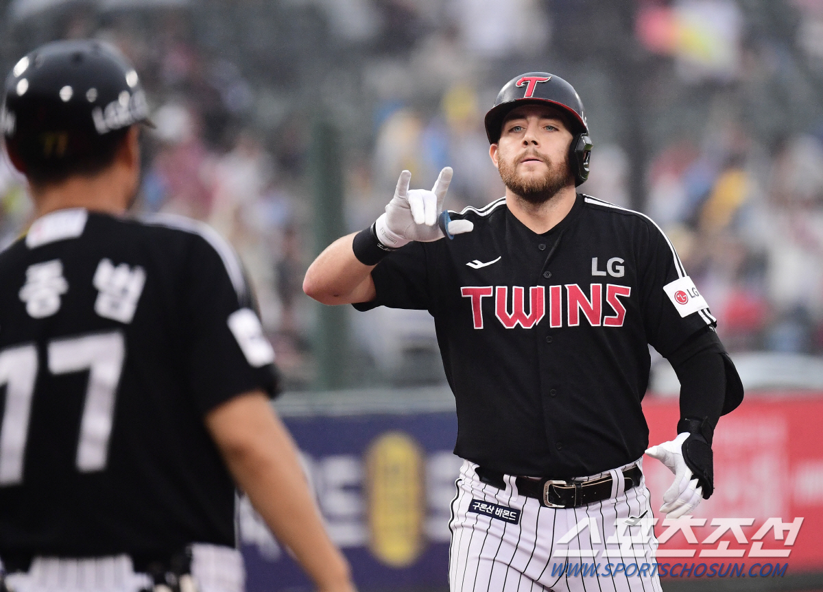 '6~7회만 9점+선발 전원안타' LG의 사직 폭격, 장마 뚫고 펼쳐진 …