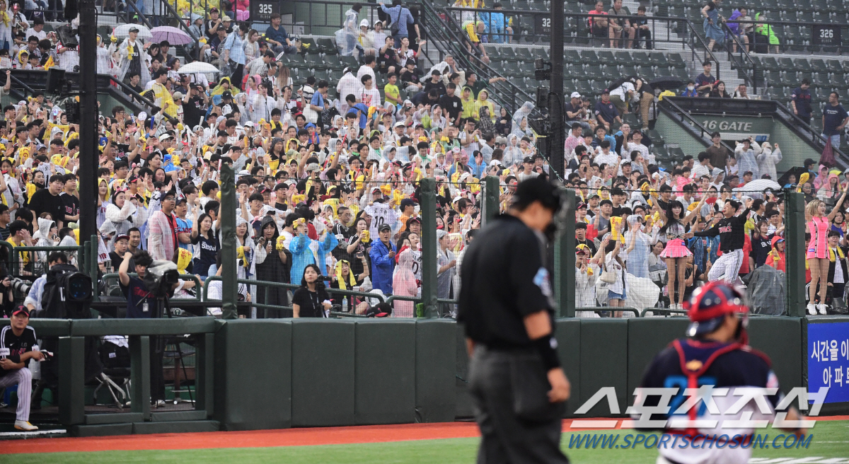 '6~7회만 9점+선발 전원안타' LG의 사직 폭격, 장마 뚫고 펼쳐진 …