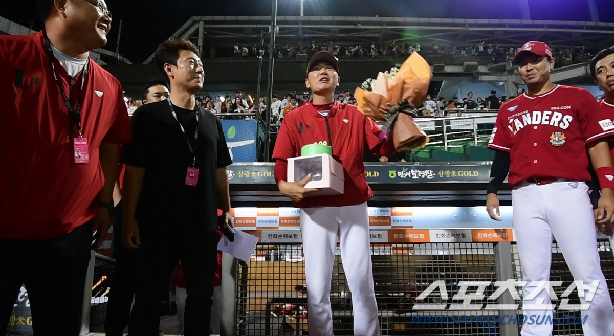 '감독님~200승 케이크가 피부에 좋대요' 생방송 중 김원형 감독 덥친 …