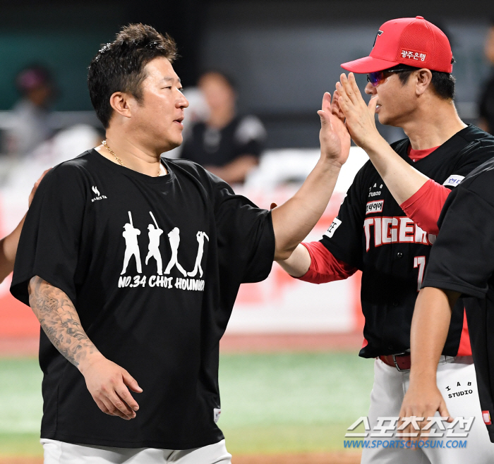 '한 남자가 웃었다' 돌아온 나성범 연타석포+최고참 최형우 결승타...'…